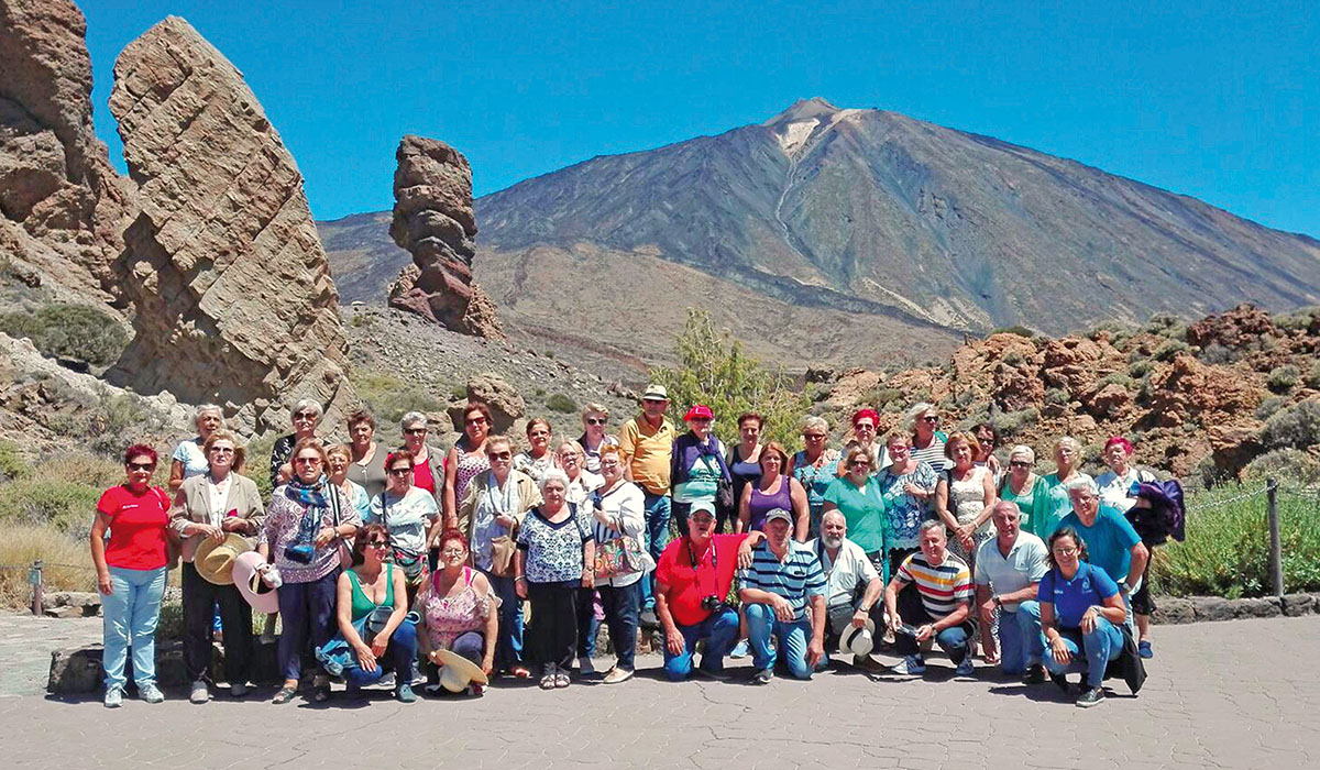 Las visitas de los grupos de mayores concluyen con la típica foto ante los Roques de García, con el padre Teide de fondo. DA