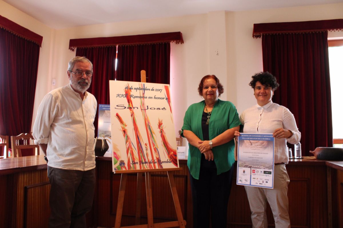 Fidela Velázquez y Priscila Díaz presentaron el cartel de este año, obra del fotógrafo Ángel Hernández. DA