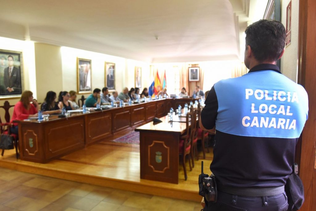 Un policía local observa el pleno donde se aprobaron algunas de las reivindicaciones de su colectivo / SERGIO MÉNDEZ