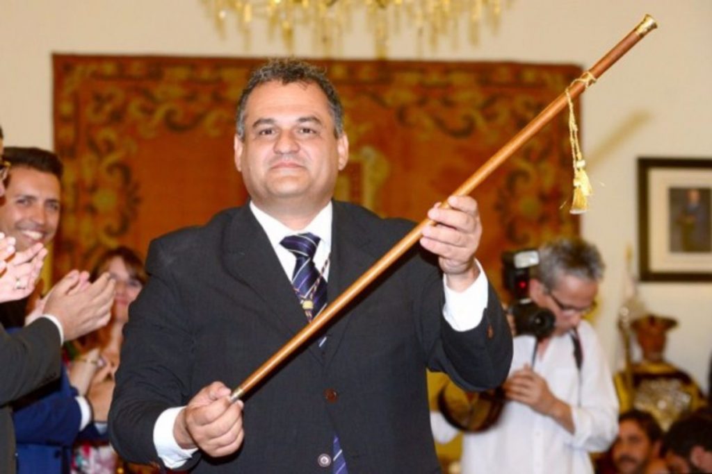 José Alberto Díaz enarbola el Bastón de Mando lagunero. DA