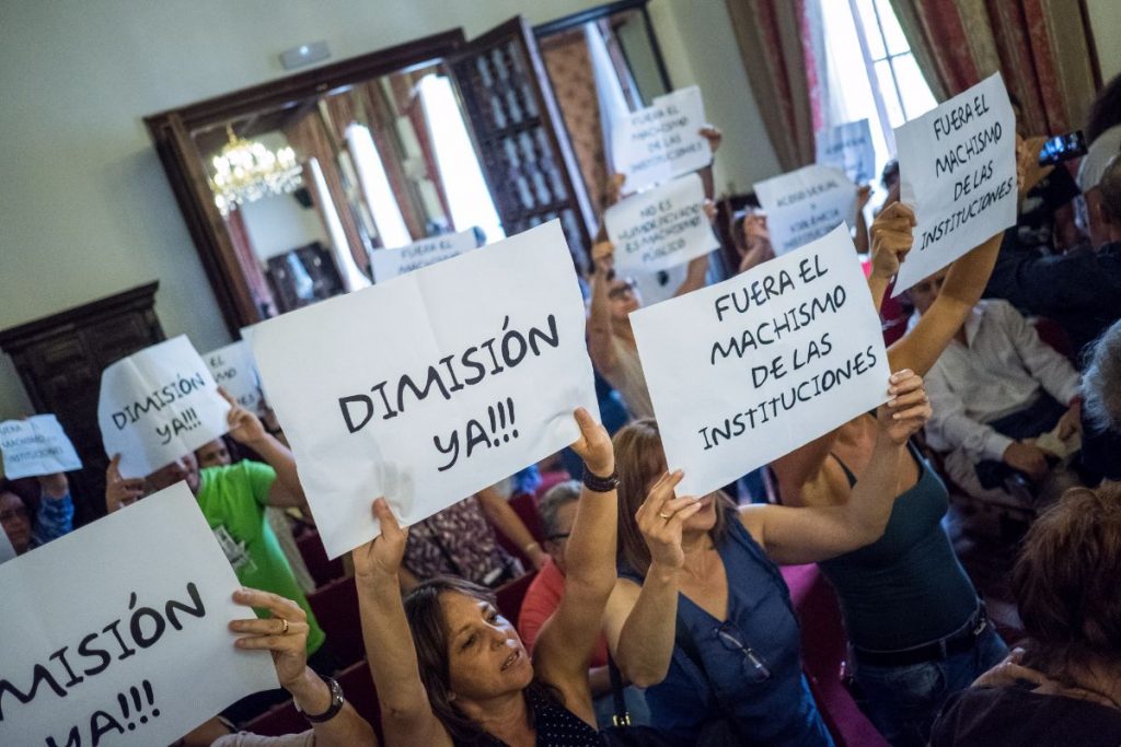 Ciudadanos protestando durante el último pleno en el consistorio lagunero, finalmente suspendido por el escándalo de los wasaps machistas de Zebenzuí González | DA