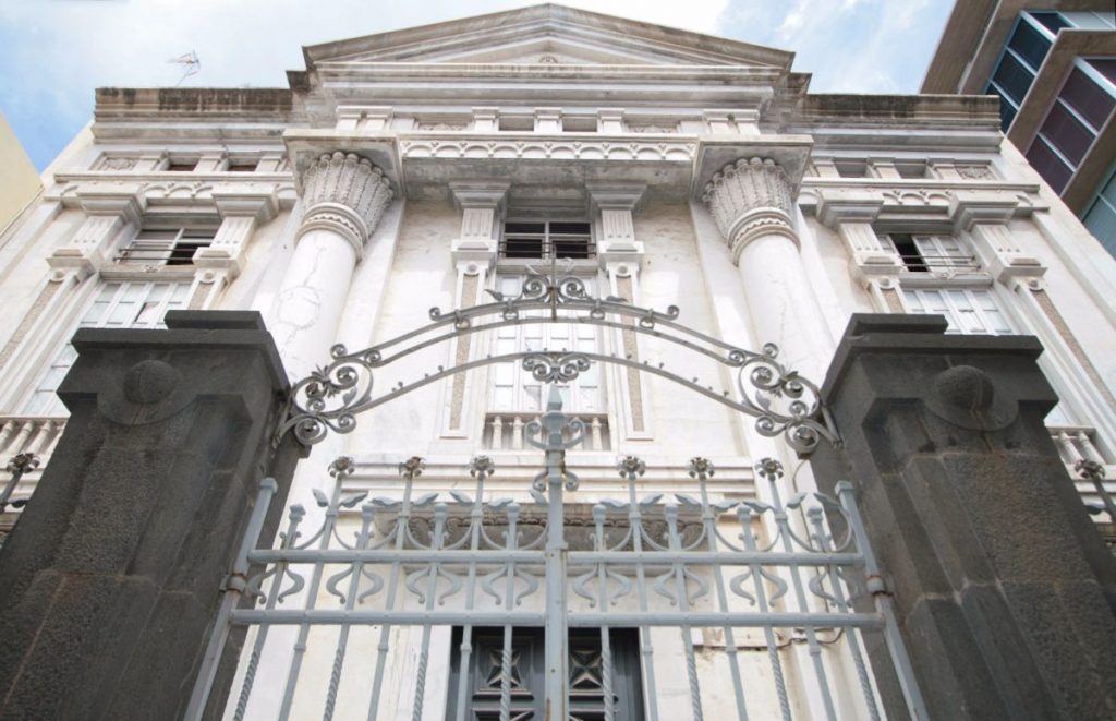 El proyecto de restauración del Templo Masónico, uno de los edificios más singulares de Santa Cruz de Tenerife, vuelve a sufrir un nuevo retraso con esta medida. Fran Pallero