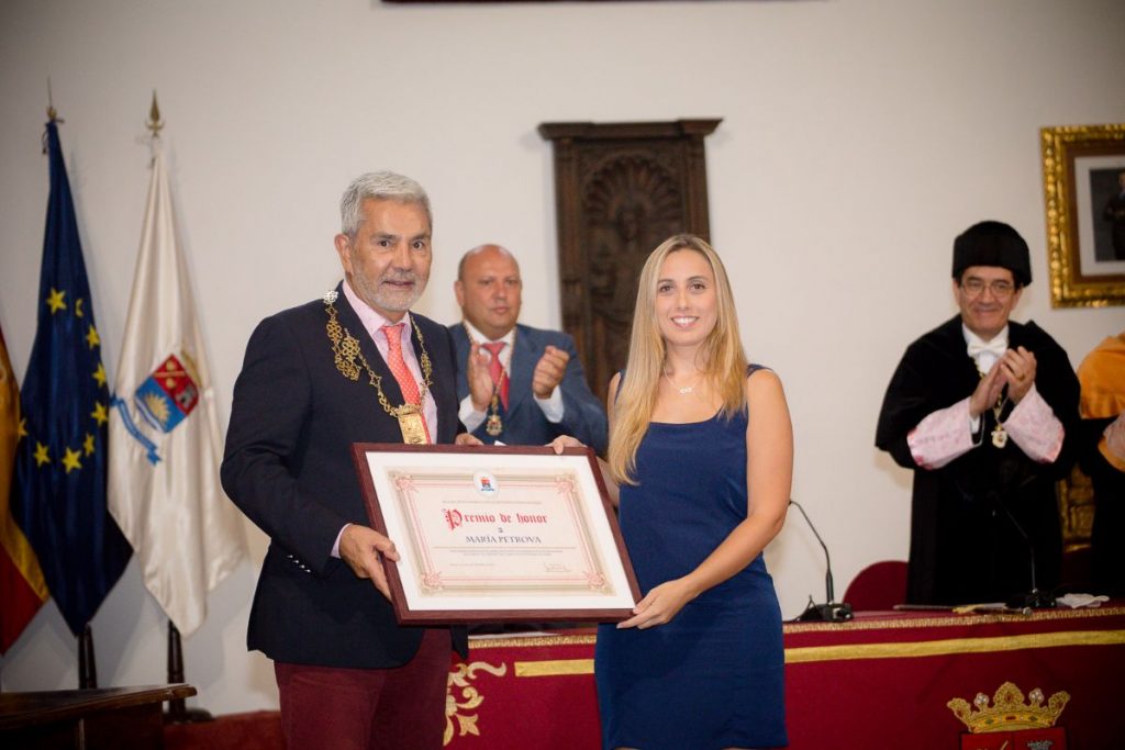 María Petrova, mejor expediente académico, recibió el reconocimiento y la beca del Ayuntamiento adejero. DA