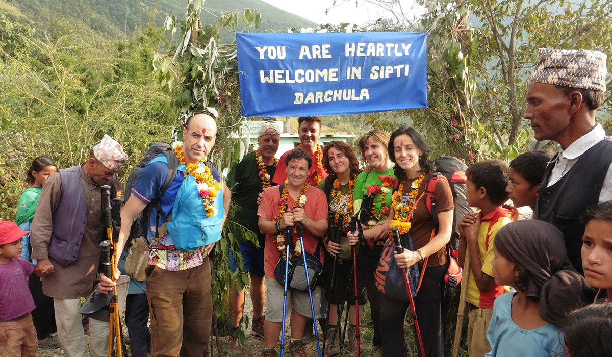 Los integrantes de la expedición de la ONG canaria Cooperación Internacional Dona Vida posan durante el recibimiento que recibieron en Sipti, una de las aldeas rurales de Nepal, durante el viaje realizado en octubre de 2015. Rafael Lutzardo