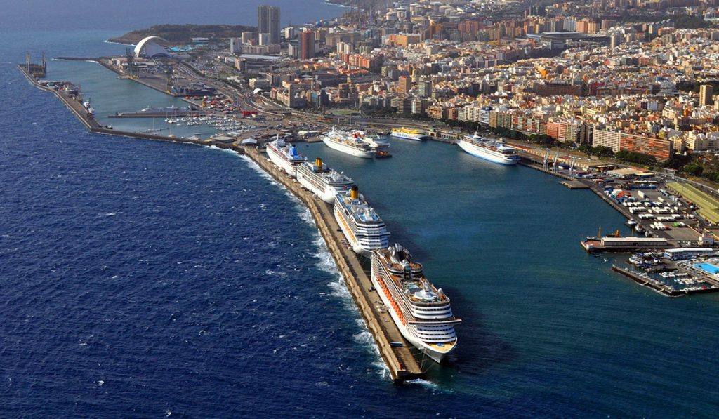 Panorámica general del puerto de Santa Cruz de Tenerife, un motor económico de la capital y de la Isla. DA