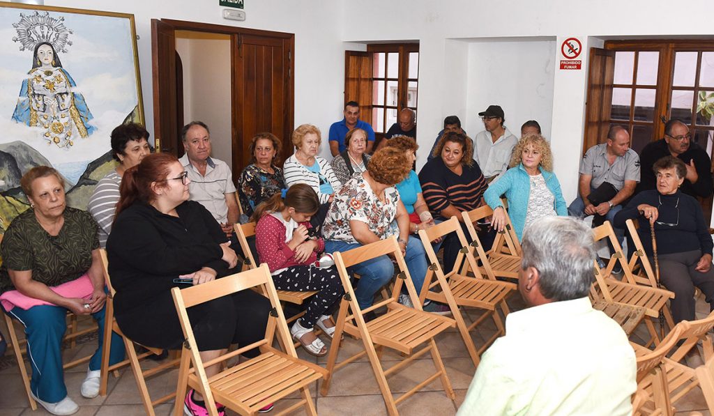 Una veintena de vecinos, lo que viene a significar menos del 20% del censo de Masca, se reunieron ayer en la asociación de vecinos. Sergio Méndez
