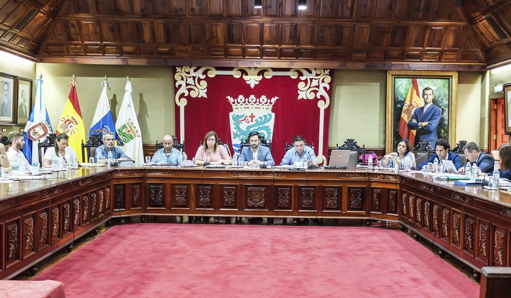 Los grupos políticos acordaron un receso que superó los quince minutos antes de aprobar la cesión de terrenos al Cabildo para construir la nueva estación de guaguas. DA