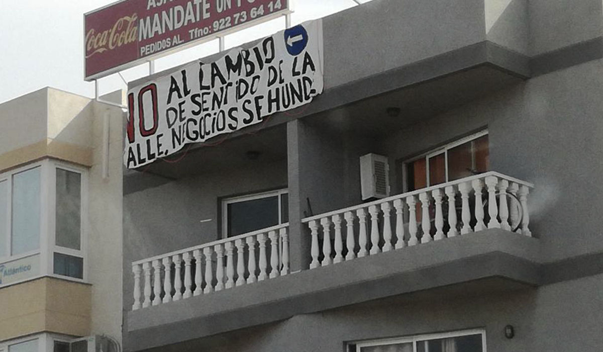 Pancartas contra la modificación en los edificios y viviendas de Las Andoriñas. DA