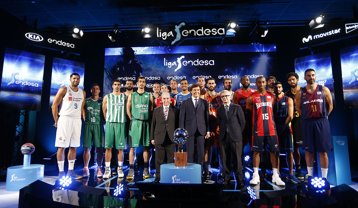 Los participantes se hicieron la tradicional foto de familia al final del acto de presentación. ACB