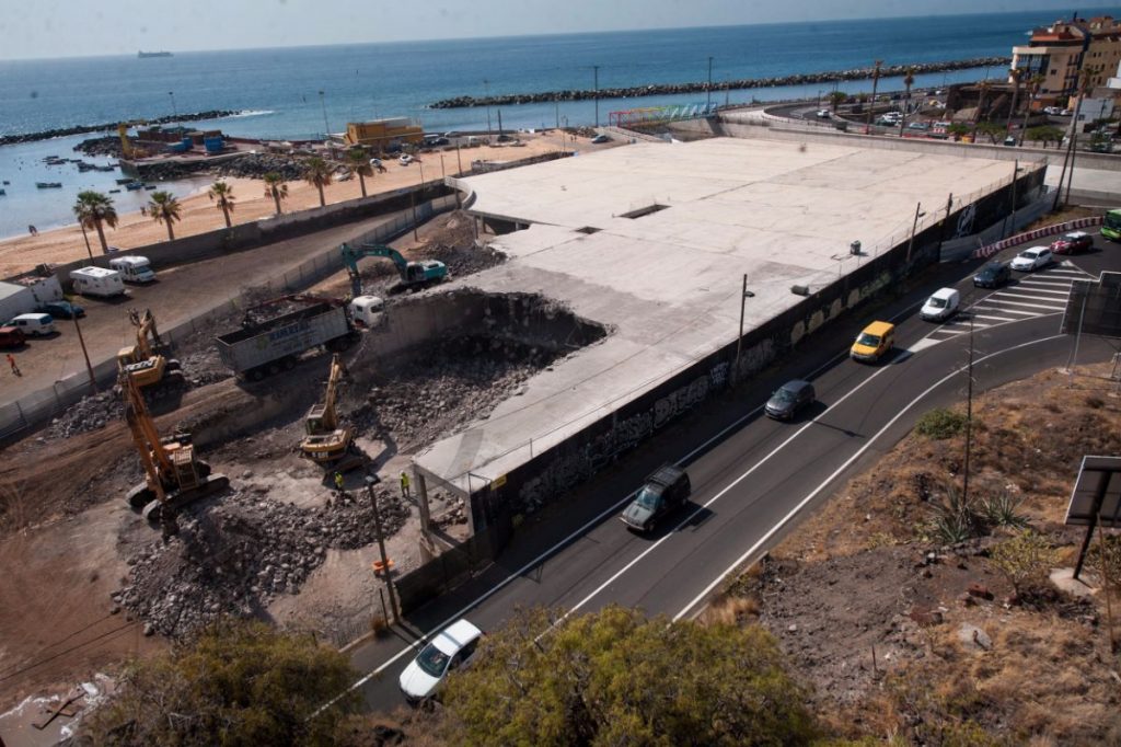 Cuatro máquinas retroexcavadoras de grandes dimensiones realizaban ayer los trabajos de demolición del edificio de aparcamientos en la cabecera de la playa de Las Teresitas. Fran Pallero