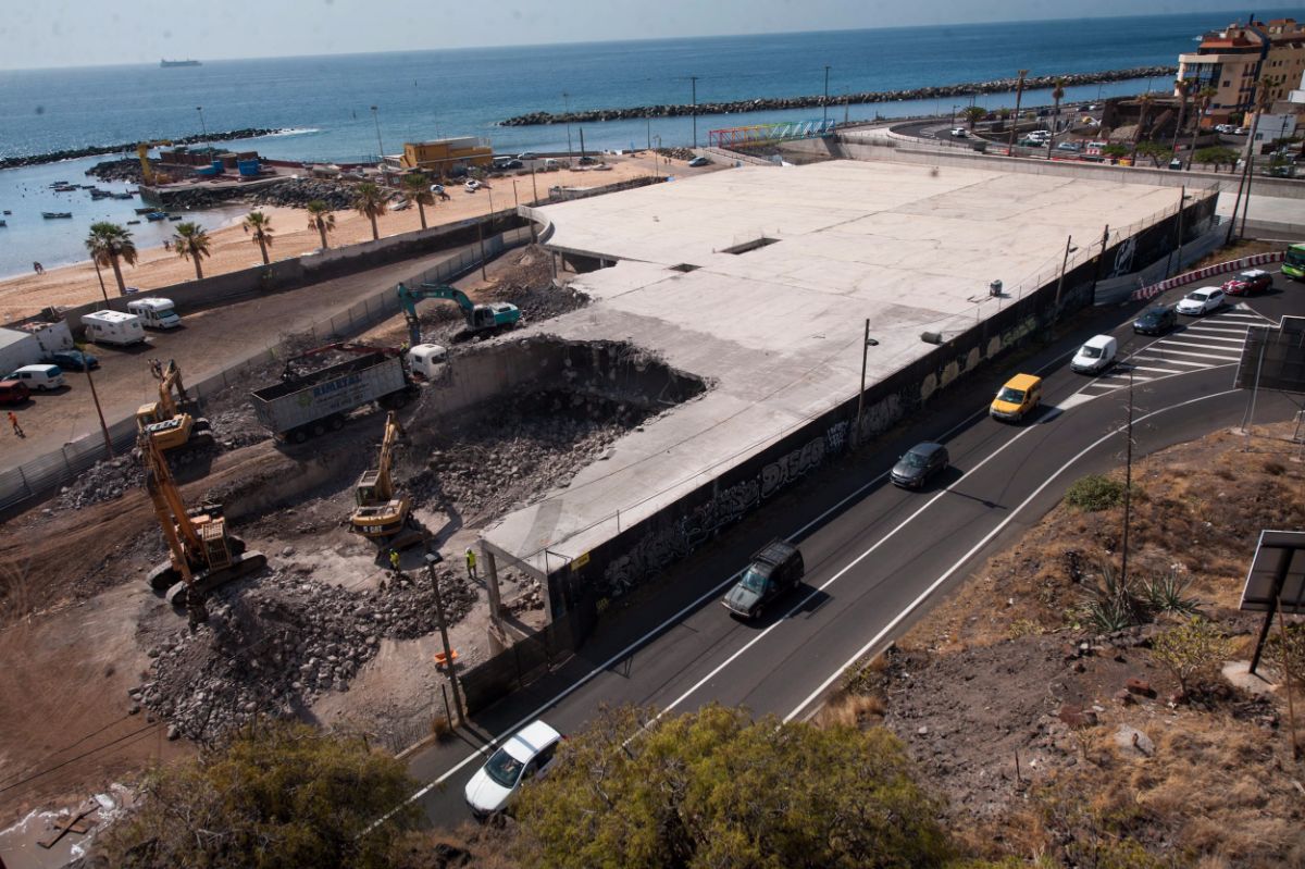 Cuatro máquinas retroexcavadoras de grandes dimensiones realizaban ayer los trabajos de demolición del edificio de aparcamientos en la cabecera de la playa de Las Teresitas. Fran Pallero