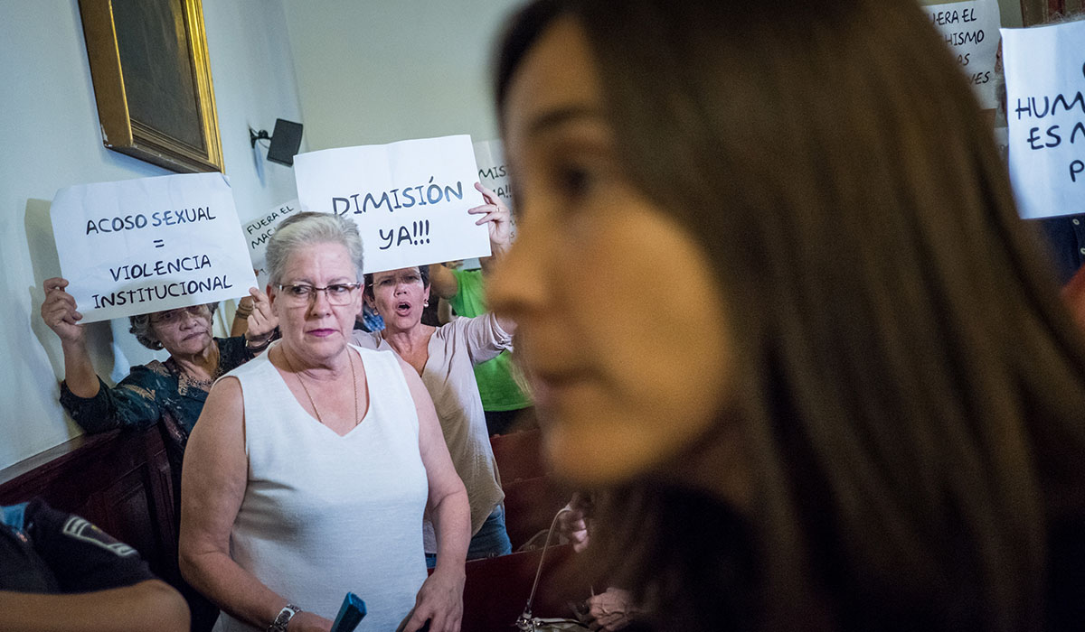 Mónica Martín (PSOE) pasa delante de los vecinos que protestaban por el caso Zebenzuí el pasado día 15. A. G.
