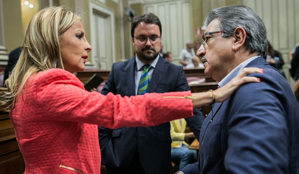 Asier Antona y Román Rodríguez, con Australia Navarro en el Parlamento de Canarias. Andrés Gutiérrez