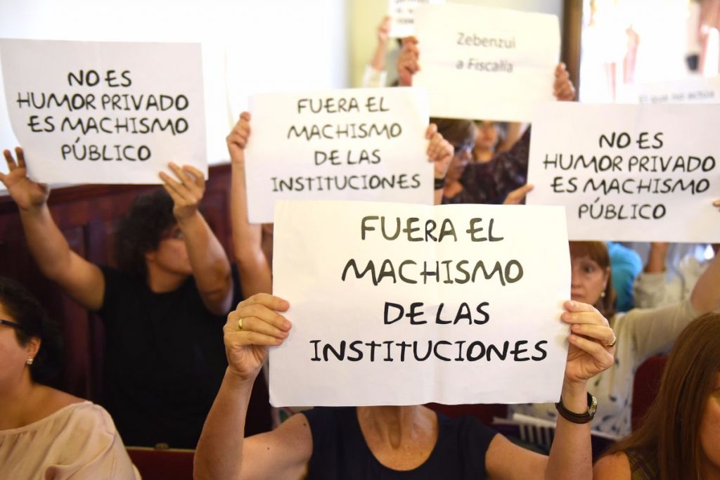 Ciudadanos portan pancartas de rechazo a González Zebenzuí y a sus mensajes exigiendo su dimisión en el pleno de hoy sábado | Sergio Méndez