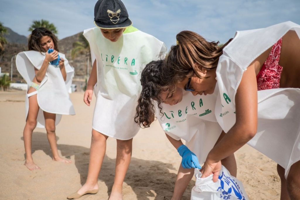 Jornada de limpieza de fondos marinos en la Playa de Las Teresitas | FOTO: Andrés Gutiérrez