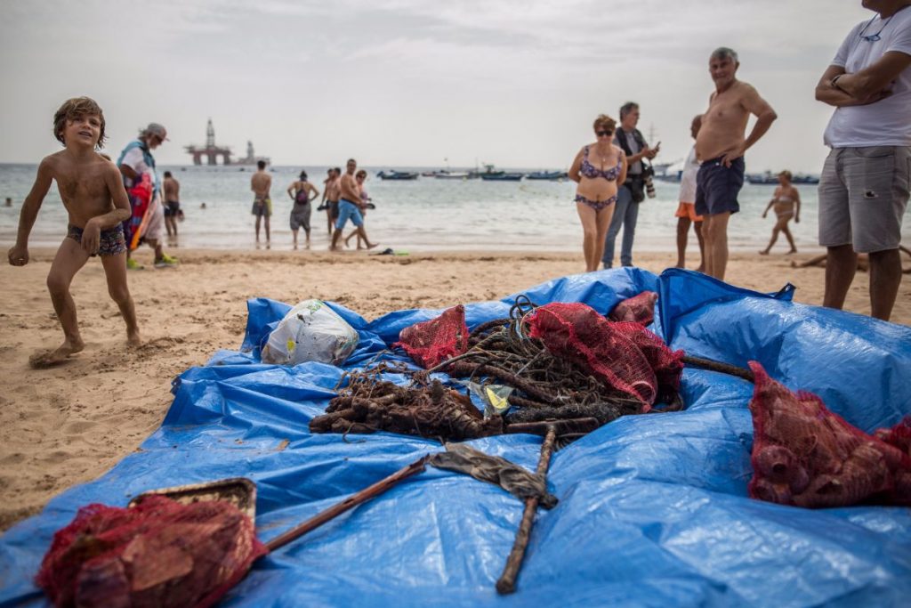 Jornada de limpieza de fondos marinos en la Playa de Las Teresitas | FOTO: Andrés Gutiérrez