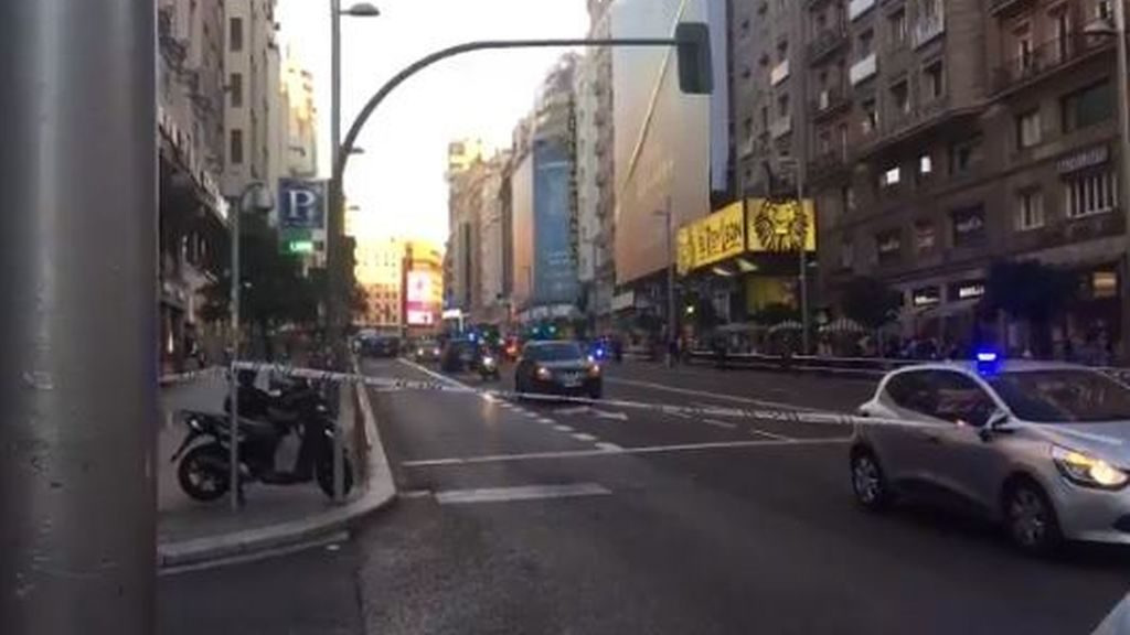 La Gran Vía de Madrid cortada por un coche sospechoso