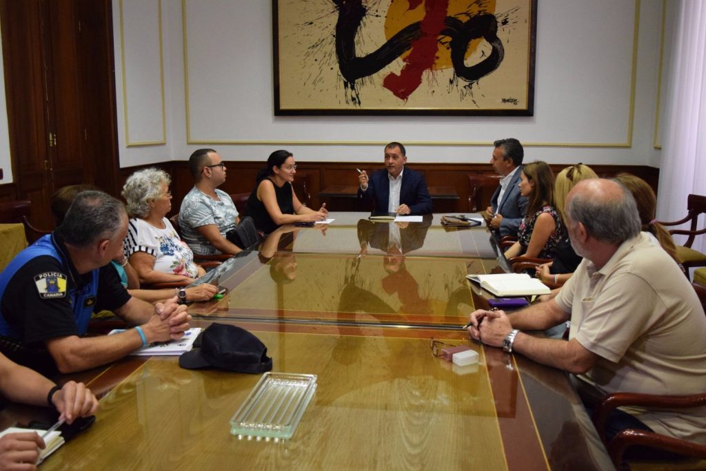 José Manuel Bermúdez y Zaida González se reúnen con padres del CEIP García Escámez | Fran Pallero