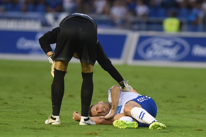 El jugador se duele en el suelo en el encuentro disputado con el CD Numancia, el pasado fin de semana| SERGIO MÉNDEZ