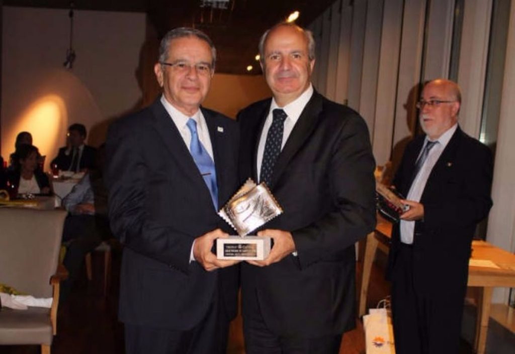Agustín Alberto de León, en el momento de recibir el Gran Premio de la Exfilna, en Portugalete. DA