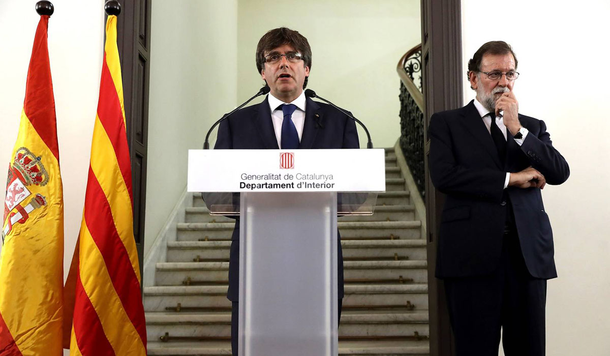 Carles Puigdemont y Mariano Rajoy, durante su comparecencia conjunta tras los atentados del pasado agosto en Barcelona. Efe