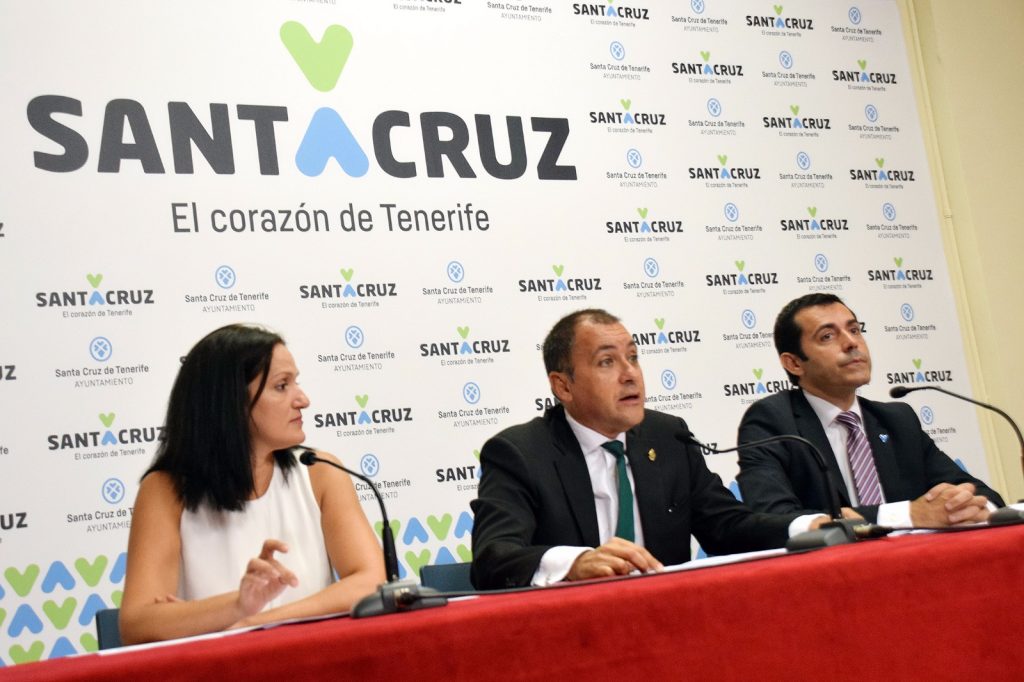 Zaida González (PP), primera teniente de alcalde, José Manuel Bermúdez (CC), alcalde de Santa Cruz y Juan José Martínez (CC), concejal de Hacienda | DA
