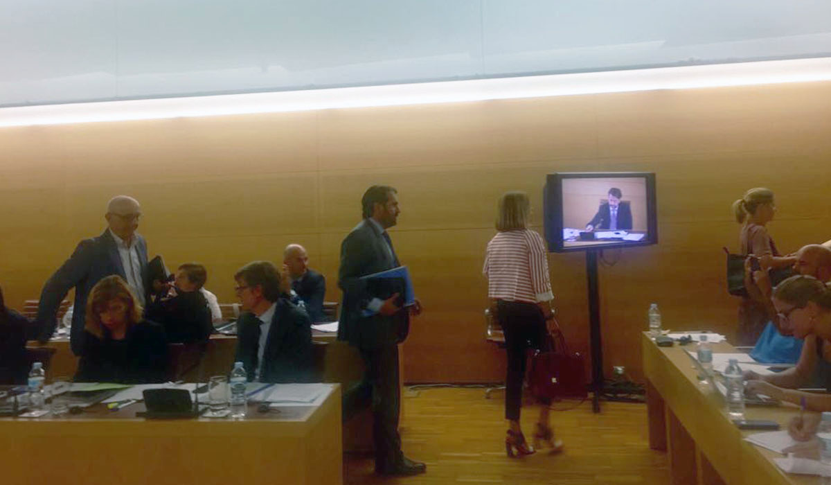 Los consejeros de la formación han abandonado el Pleno en señal de apoyo a Ledesma. DA
