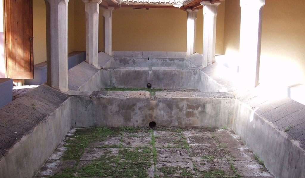 Imagen del interior de los antiguos lavaderos del camino de Las Peras. DA