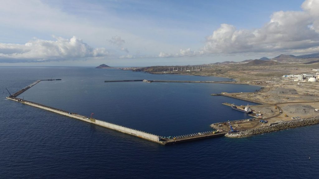 El expediente para la construcción de la planta regasificadora en el puerto de Granadilla, a punto de inaugurarse, se inició hace la friolera de 17 años, en 2000. DA
