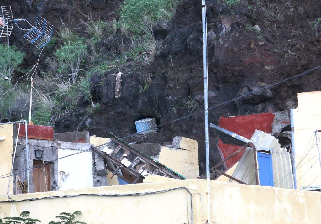 Este es el estado en el que quedó la vivienda después de que las fuertes lluvias provocaran un desprendimiento en las rocas de la ladera que acabaron cayendo sobre la casa en la que vivían cinco familias | Foto: Sergio Méndez