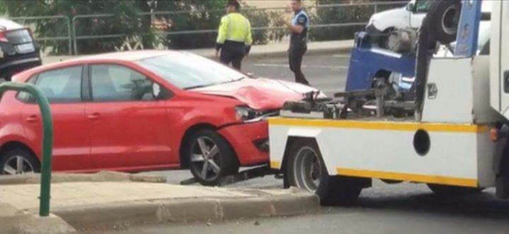 En el Volkswagen Polo de color rojo se aprecia por dónde golpeó a los dos niños en el paso de peatones. AJPRO