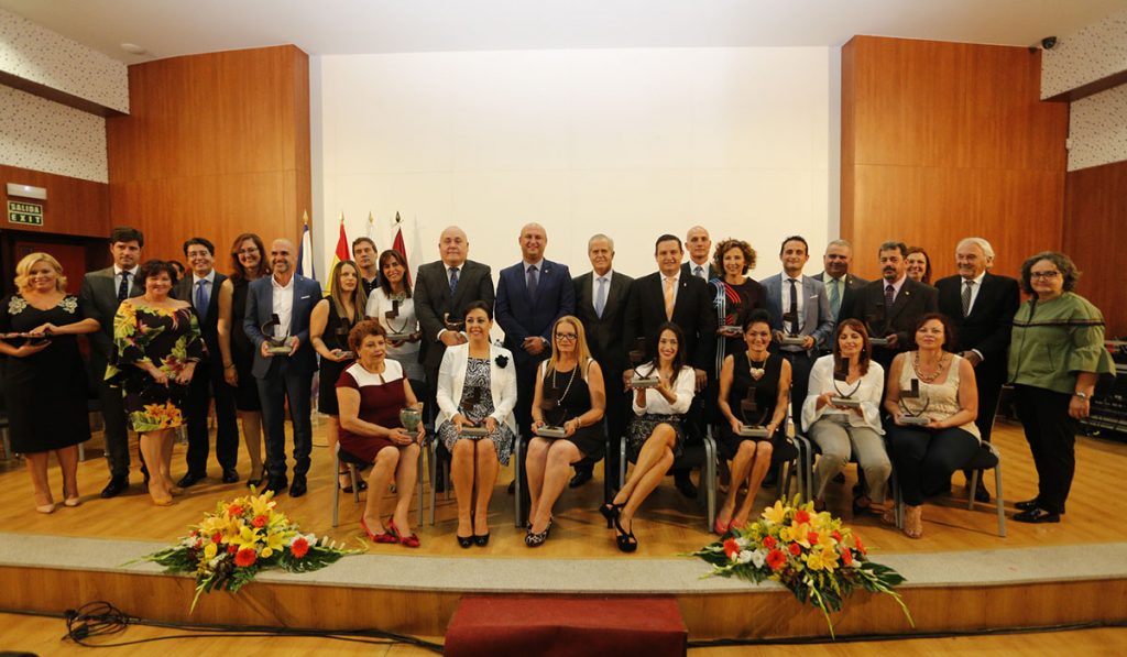 Los premiados y los alcaldes del Sur, en la foto de familia, el pasado viernes en San Isidro. DA