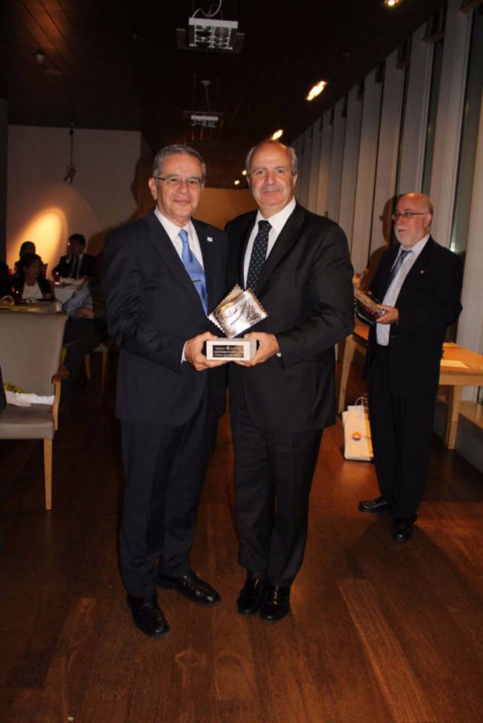 Agustín Alberto de León, en el momento de recibir el Gran Premio de la Exfilna, en Portugalete. DA
