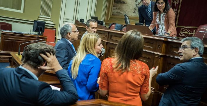 El PSOE se pliega a CC y facilita que el Pleno debata cesar a Negrín, pero sin designar a un sustituto