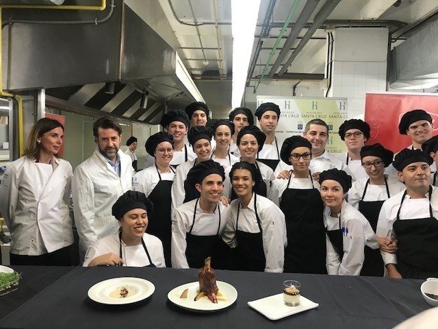 El chef con dos estrellas Michelin Erlantz Gorostiza, con el equipo de HECANSA y Carlos Alonso | DA