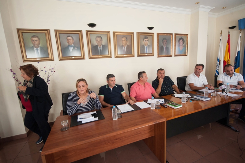 La alcaldesa se retira del pleno junto a su equipo hacer hacer el primer receso. Fran Pallero