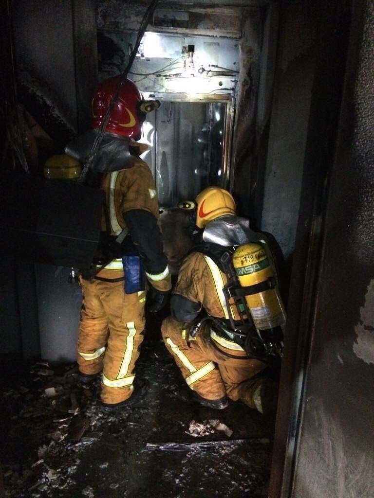 Desalojan un edificio en Alicante de diez pisos por un incendio en el ...