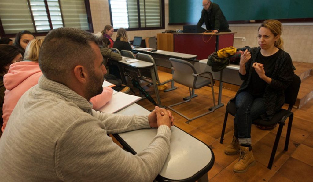 A priori, las dos alumnas con discapacidad auditiva dispondrán desde hoy de intérpretes para sus clases, dos meses después del inicio del curso. F. P.