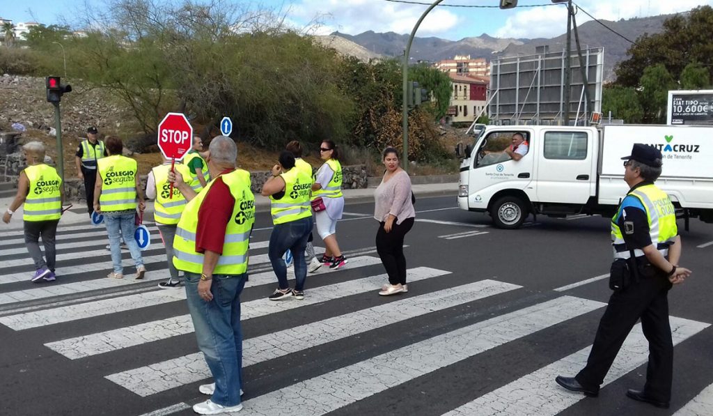 Los voluntarios también practicaron en los pasos de peatones. DA