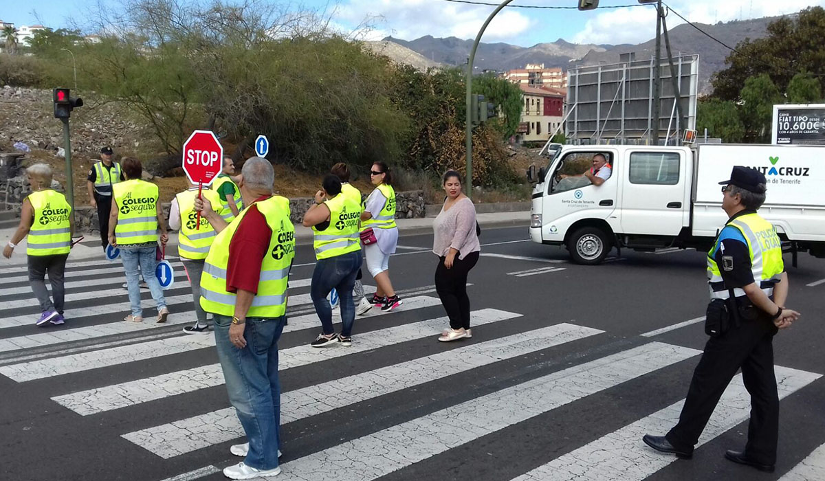 Los voluntarios también practicaron en los pasos de peatones. DA