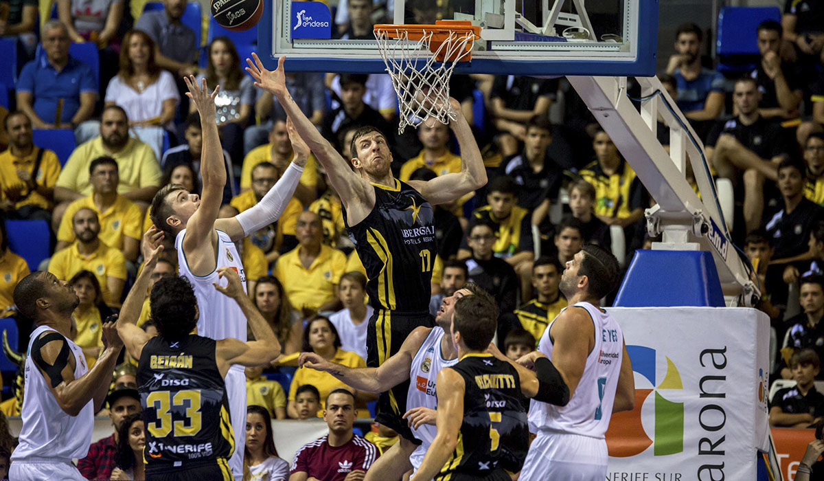 Vázquez y Beirán podrían verse las caras de nuevo con Doncic. ACB Photo