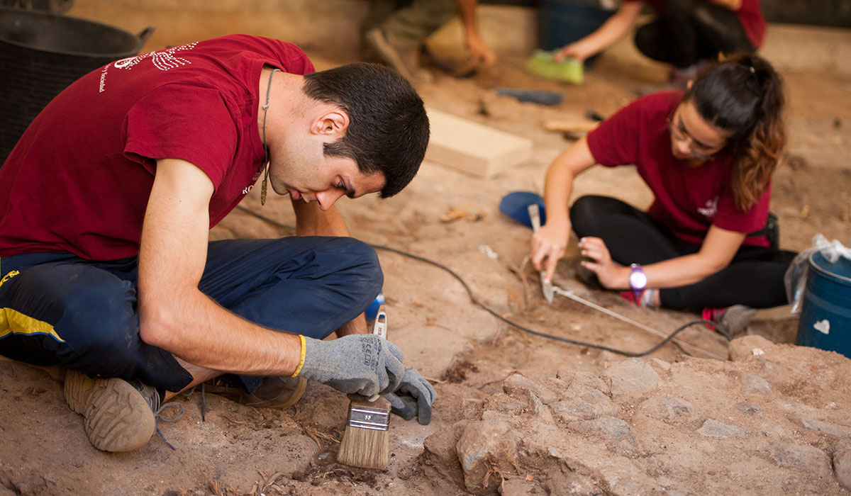 El equipo arqueológico, trabajando en los restos de la plaza. Fran Pallero