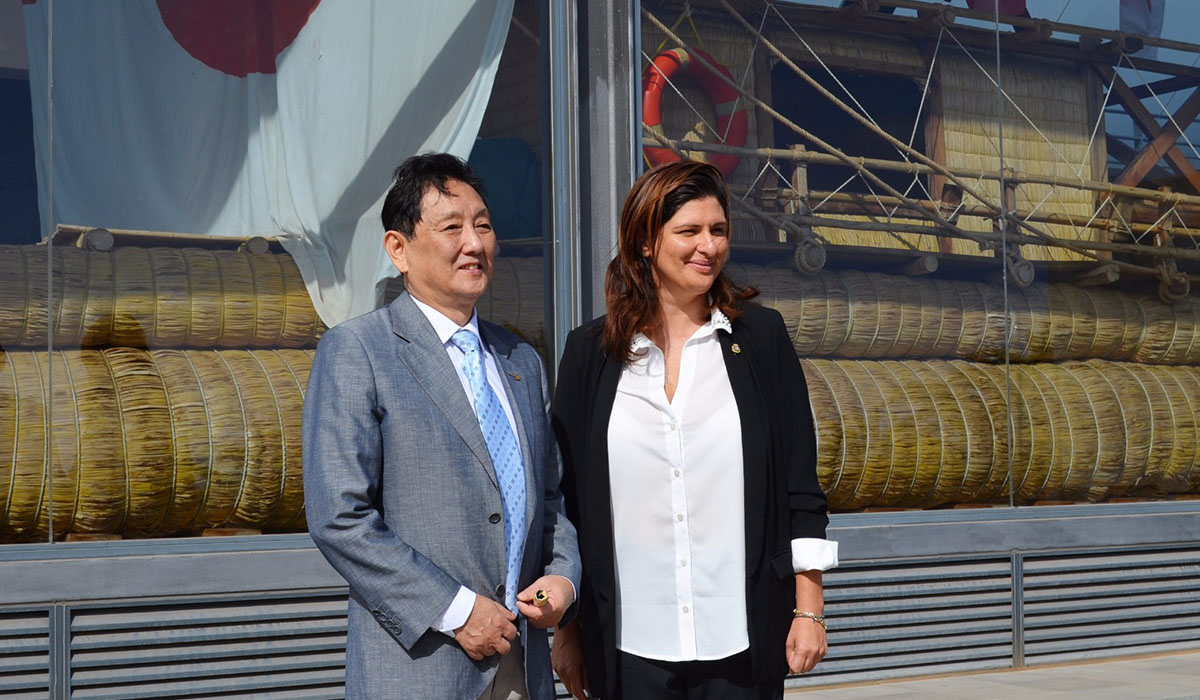 El empresario chino Marco Wang, junto a la alcaldesa Luisa Castro, ayer en Pirámides de Güímar. DA