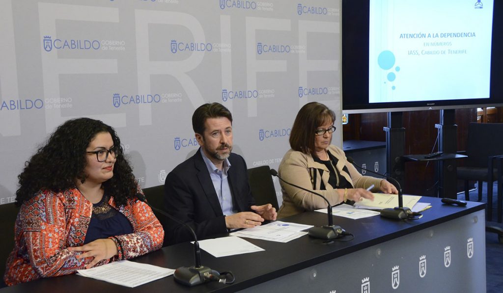 Coromoto Yanes (izq.), Carlos Alonso y Juana María Reyes, en la presentación de los proyectos del IASS. DA