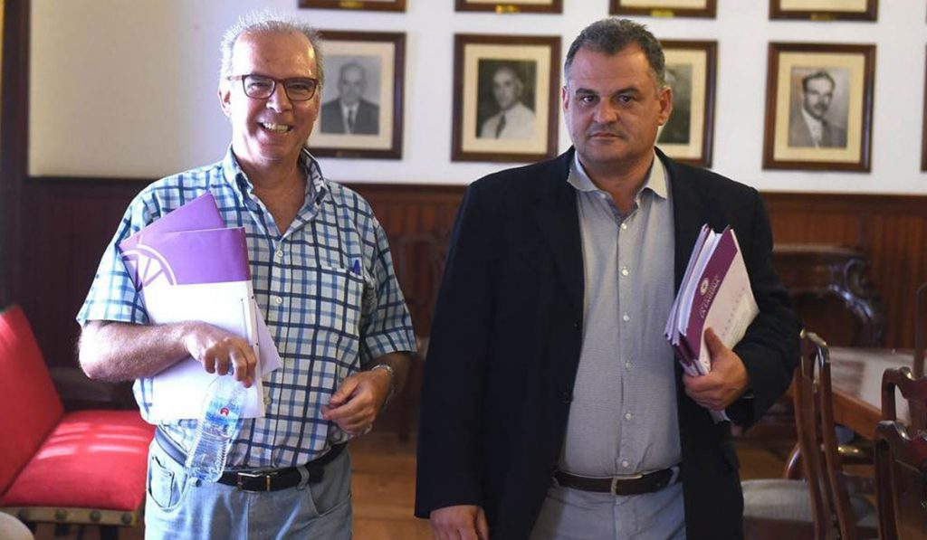 Antonio Pérez Godiño y José Alberto Díaz, cuando aprobaron las recurridas conclusiones de la comisión municipal por el caso Grúas. Sergio Méndez