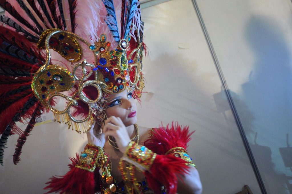 Saida Prieto ultima los complementos de su fantasía momentos antes de la Gala de la Reina del Carnaval de 2013; poco después sufrió el accidente. Fran Pallero