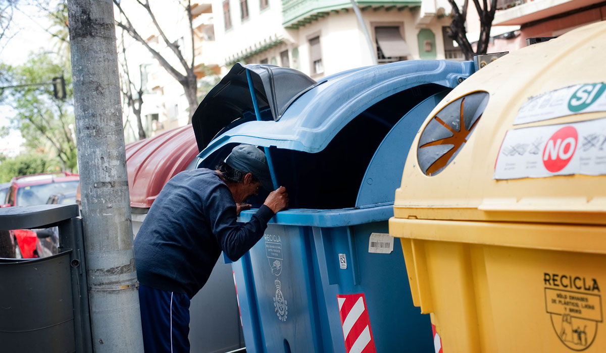 Un indigente rebusca en contenedores de basura en Tenerife. Fran Pallero