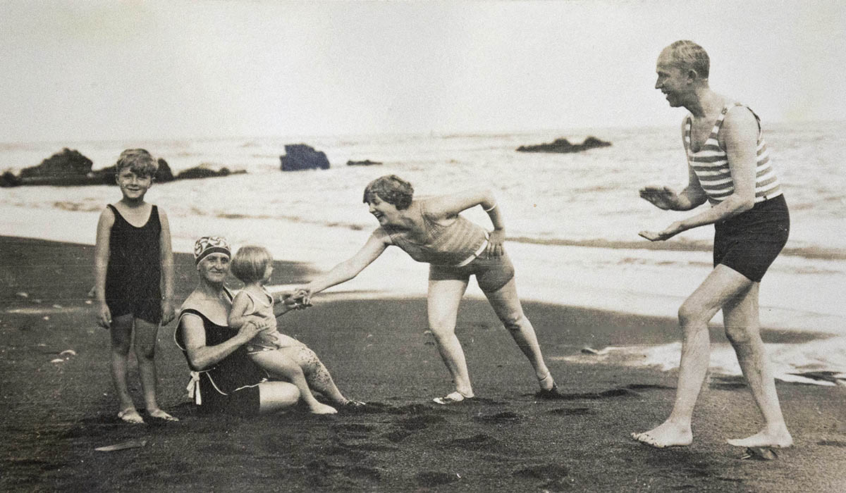 En la playa de Martiánez del Puerto de la Cruz, de izquierda a derecha, Hans (hijo), la enfermera Deda, Helga, Marle y Johannes. Año 1928. DA