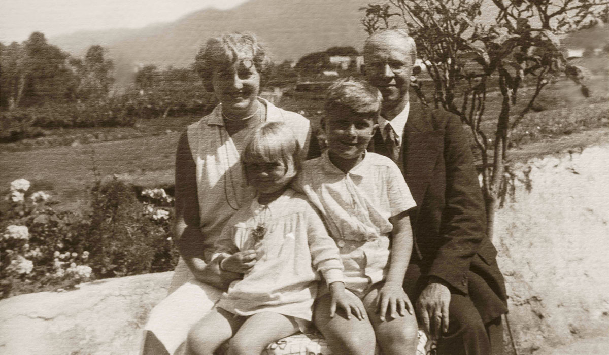 En la casa familiar de La Dehesa, Marle y Johannes y sus hijos, Helga y Hans. Probablemente en 1929. DA