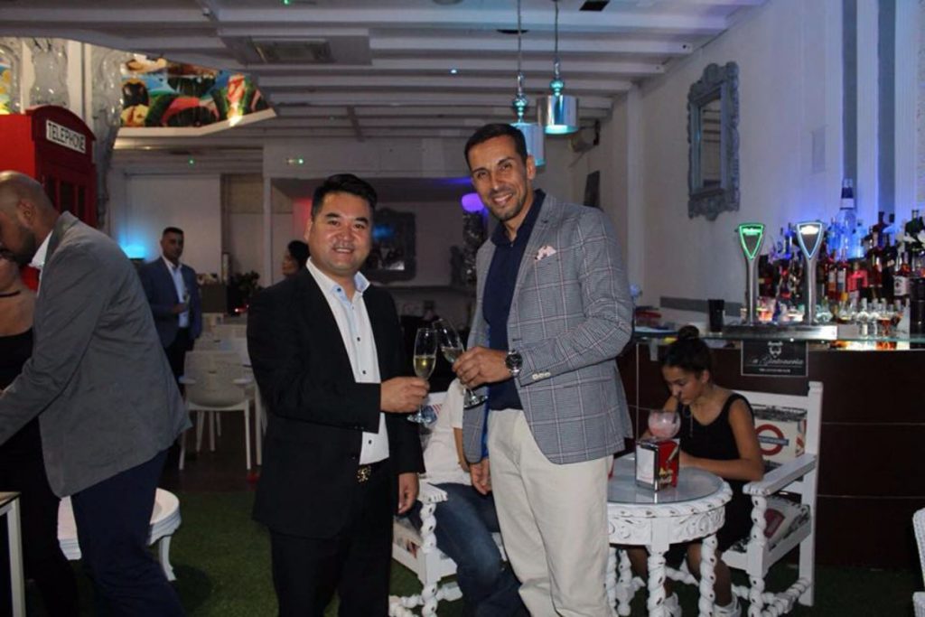 Zhefa Qui e Iván González, los propietarios del nuevo establecimiento de moda en Santa Cruz. DA